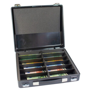 Geldtransportkoffer mit Euro-Scheinen, offenes Fach sichtbar.