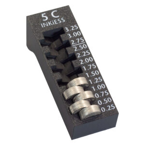 Münzzähler mit Stapeln von Münzen und Skalenwerten.