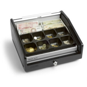 Offene Geldkassette mit Münzen und Scheinen.